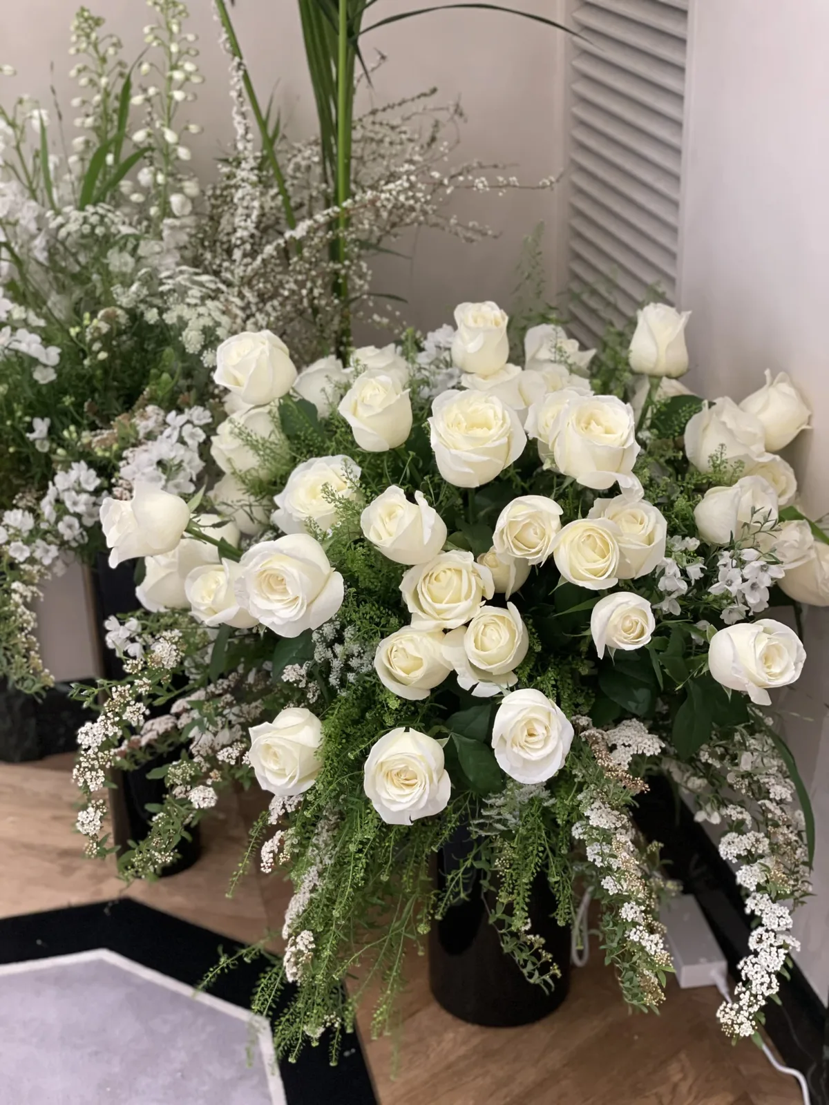 티클래스 꽃장식 흰 장미와 흰 잔꽃, 초록 잎을 모아 꽂은 큰 꽃 장식