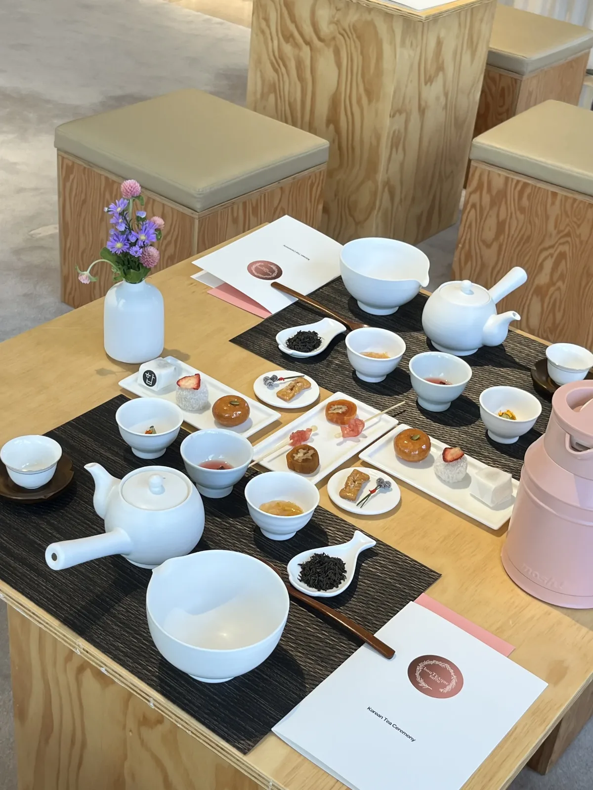 다도 티클래스 백자 다기와 한과, 찻잎 접시가 놓인 다도 테이블 세팅