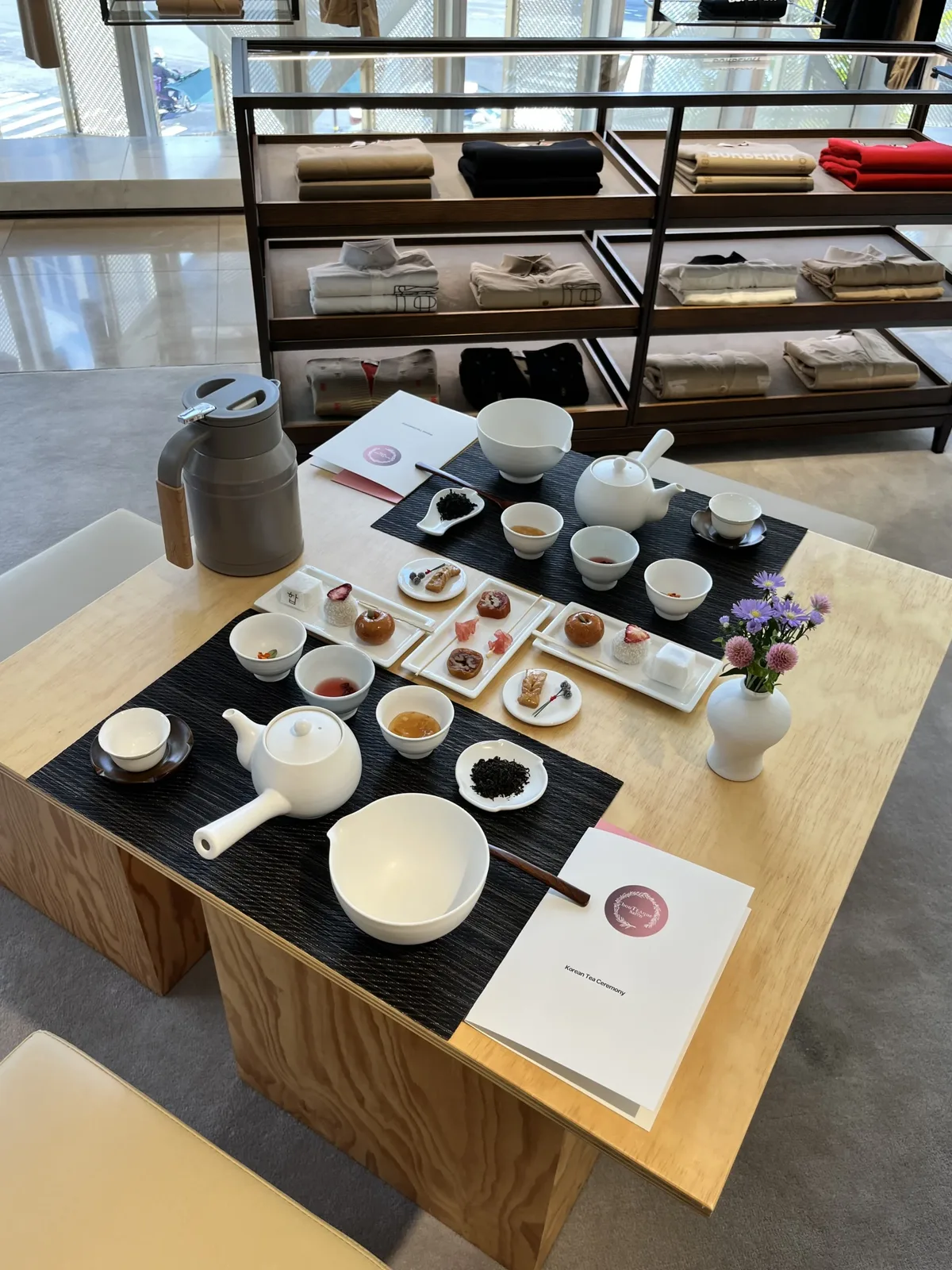 외국인 티클래스 찻잔과 다과, 영문 제목의 안내 책자가 놓인 테이블을 위에서 본 모습