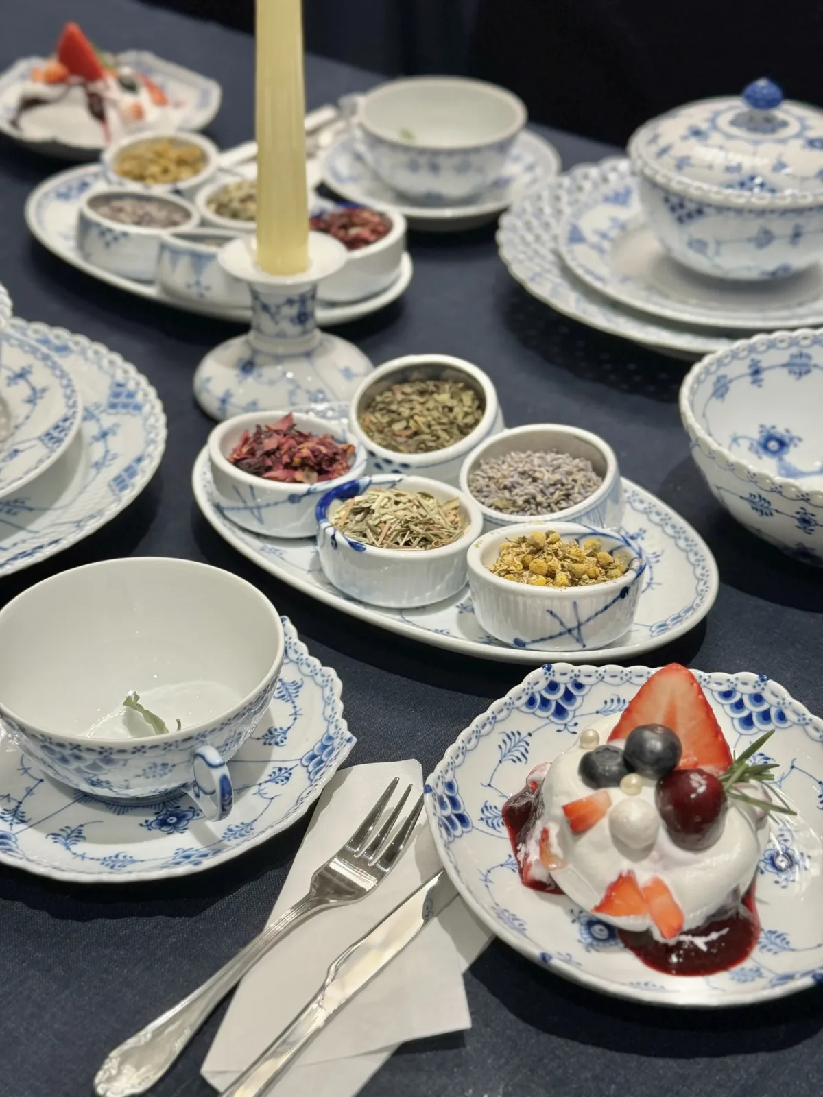 티클래스 진행순서 타원형 접시에 장미 꽃잎과 허브, 라벤더, 카모마일 등 말린 재료가 칸마다 담기고 앞에 딸기 디저트가 놓인 모습
