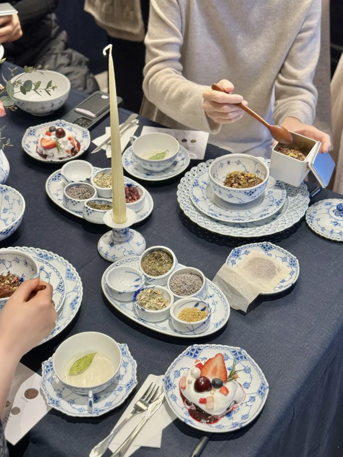 티클래스 커리큘럼 한 참석자가 나무 스푼으로 허브를 덜어 담는 블렌딩 체험 장면